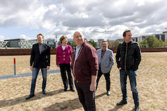 Von links nach links: Hannes Heesch, Angela Merkel, Horst Evers, Manfred Maurenbrecher, Bov Bjerg. Ort: irgendwo im Regierungsviertel