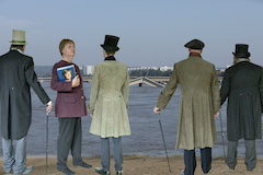 Bov Bjerg, Horst Evers, Hannes Heesch und Manfred Maurenbrecher stehen am Elbufer und blicken auf die eingestürzte Carola-Brücke in Dresden. Sie tragen die Kleidung des 19. Jahrhunderts (Rückenansicht) und sehen aus wie Caspar David Friedrichs "Wanderer über dem Nebelmeer". Angela Merkel alias Christoph Jungmann zeigt ihre Autobiographie.